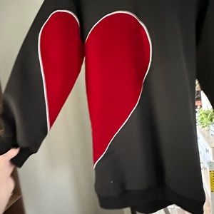 VALENTINE DAY IS NEAR ❤️ Long sweatshirt with heart appliqué